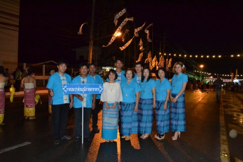ไฟล์แนบ ภาพ : นางเพลินพิศ  วิสูง ผู้จัดการการประปาส่วนภูมิภาคสาขาตาก พร้อมด้วยพนักงานในสังกัด ร่วมขบวนแห่                    งานกระทงสายไหลประทีป 1000 ดวง ประจำปี 2558