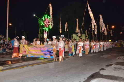 ไฟล์แนบ ภาพ : พนักงาน กปภ.สาขาตาก ร่วมขบวนแห่งานกระทงสายไหลประทีป 1000 ดวง ประจำปี 2558