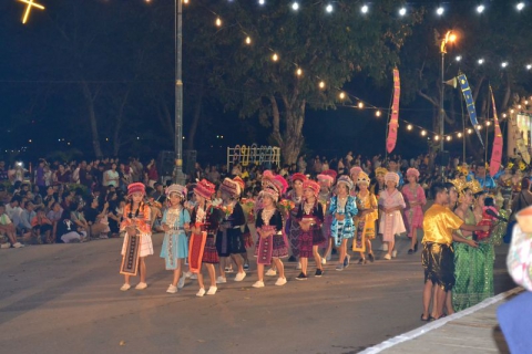 ไฟล์แนบ ภาพ : พนักงาน กปภ.สาขาตาก ร่วมขบวนแห่งานกระทงสายไหลประทีป 1000 ดวง ประจำปี 2558