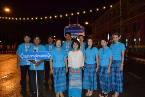 ไฟล์แนบ ภาพ : นางเพลินพิศ  วิสูง ผู้จัดการการประปาส่วนภูมิภาคสาขาตาก พร้อมด้วยพนักงานในสังกัด ร่วมขบวนแห่                    งานกระทงสายไหลประทีป 1000 ดวง ประจำปี 2558