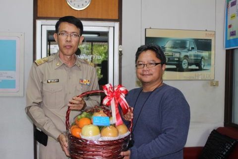 ไฟล์แนบ นายอัษฏา ชูสิน ผจก กปภ.(พ)สาขาหาดใหญ่ มอบกระเช้าสวัสดีปีใหม่ แก่ คุณ บัญชร วิเชียรศรี ผู้ช่วยหัวหน้าสถานีวิทยุ FM 88 ม.อ. หาดใหญ่