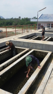 ไฟล์แนบ กปภ.สาขาปากท่อ โดยนายประจักร แสงรุ่งเรือง หัวหน้างานผลิต ทำความสะอาดล้างถังตกตะกอนตามแผน WSP ประจำเดือน กุมภาพันธ์ 2559 ณ สถานีผลิตน้ำไพรสะเดา