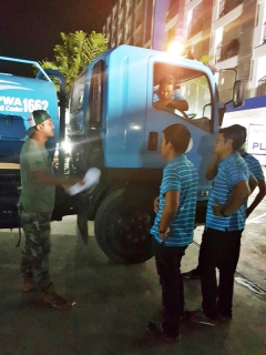 ไฟล์แนบ กปภ.สาขาสมุทรสาคร นำรถบรรทุกน้ำสัญลักษณ์ กปภ. เพื่อเข้าประกอบฉากถ่ายทำละครโทรทัศน์เฉลิมพระเกียรติ เรื่อง ต้นน้ำของแผ่นดิน ออกอากาศทางสถานีวิทยุโทรทัศน์กองทัพบกช่อง 5