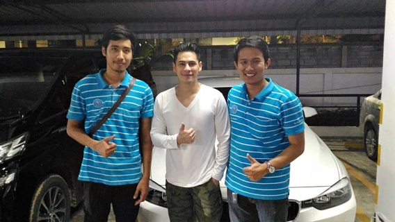 ไฟล์แนบ กปภ.สาขาสมุทรสาคร นำรถบรรทุกน้ำสัญลักษณ์ กปภ. เพื่อเข้าประกอบฉากถ่ายทำละครโทรทัศน์เฉลิมพระเกียรติ เรื่อง ต้นน้ำของแผ่นดิน ออกอากาศทางสถานีวิทยุโทรทัศน์กองทัพบกช่อง 5