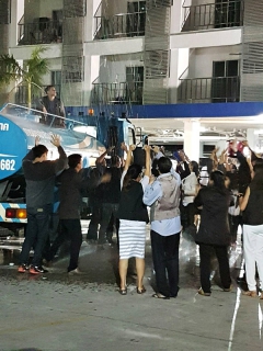 ไฟล์แนบ กปภ.สาขาสมุทรสาคร นำรถบรรทุกน้ำสัญลักษณ์ กปภ. เพื่อเข้าประกอบฉากถ่ายทำละครโทรทัศน์เฉลิมพระเกียรติ เรื่อง ต้นน้ำของแผ่นดิน ออกอากาศทางสถานีวิทยุโทรทัศน์กองทัพบกช่อง 5