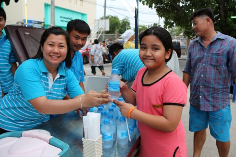 ไฟล์แนบ กปภ.ชลบุรี แจกน้ำดื่มในโครงการเทศบาลเมืองชลบุรีเคลื่อนที่