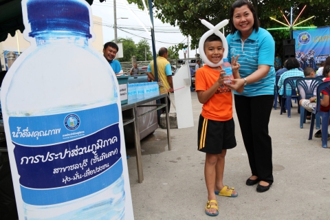 ไฟล์แนบ กปภ.ชลบุรี แจกน้ำดื่มในโครงการเทศบาลเมืองชลบุรีเคลื่อนที่