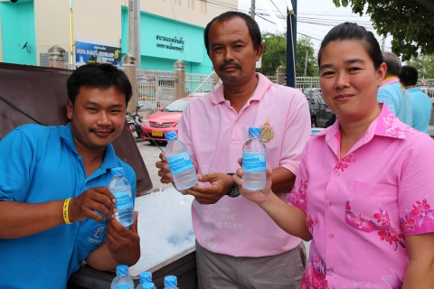 ไฟล์แนบ กปภ.ชลบุรี แจกน้ำดื่มในโครงการเทศบาลเมืองชลบุรีเคลื่อนที่