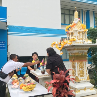 ไฟล์แนบ กปภ.สาขาสงขลา ร่วมไหว้ศาลพระภูมิเจ้าที่สำนักงานเพื่อความเป็นศิริมงคลเนื่องในโอกาสวันขึ้นปีใหม่ และร่วมกิจกรรมสนทนายามเช้า (Morning Talk) ครั้งที่ 4/2560