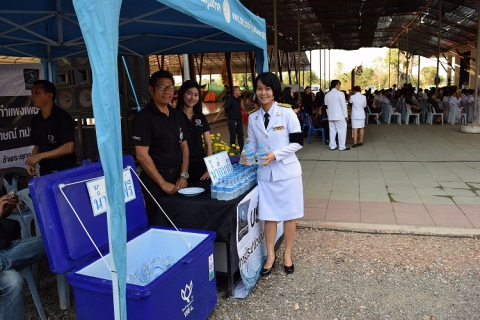 ไฟล์แนบ กปภ.สาขากำแพงเพชร ร่วมมอบน้ำดื่มตราสัญลักษณ์ กปภ. จำนวน 1,000 ขวด ในพิธีบำเพ็ญกุศลสตมวาร (100 วัน) เพื่อถวายเป็นพระราชกุศลแด่พระบาทสมเด็จพระปรมินทรมหาภูมิพลอดุลยเดช