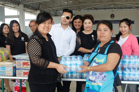 ไฟล์แนบ กปภ.ข.๗ มอบเครื่องอุปโภคบริโภคและน้ำดื่มตราสัญลักษณ์ กปภ. พร้อมเงินทุนสนับสนุนโครงการ สังคมสร้างสรรค์แบ่งปันให้คนพิการ จังหวัดอุดรธานี ครั้งที่ ๒ ประจำปี ๒๕๖๐