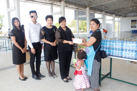 ไฟล์แนบ กปภ.ข.๗ มอบเครื่องอุปโภคบริโภคและน้ำดื่มตราสัญลักษณ์ กปภ. พร้อมเงินทุนสนับสนุนโครงการ สังคมสร้างสรรค์แบ่งปันให้คนพิการ จังหวัดอุดรธานี ครั้งที่ ๒ ประจำปี ๒๕๖๐