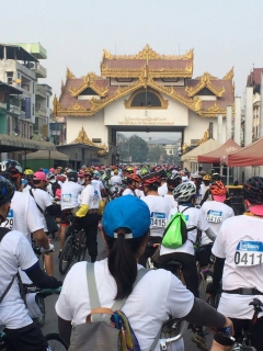 ไฟล์แนบ นายชูศักดิ์ เลื่ีอมนรินทร์ ผู้จัดการการประปาส่วนภูมิภาคสาขาแม่สอด มอบหมายให้ นางจินดา เดชเดชา หัวหน้างานอำนวยการ และ นายชรินทร์ สุขดวง หัวหน้างานจัดเก็บรายได้ นำทีมพนักงานร่วมกิจกรรมกับหอการค้าจังหวัดตาก มอบน้ำประปาดื่มได้บรรจุขวดให้กับผู้มาร่วมงานมหกรรมปั่นจักรยานมิตรภาพไทย-เมียนมา ครั้งที่ 18 ประจำปี 2017 เมื่อวันเสาร์ที่ 11 กุมภาพันธ์ 2560 ณ โรงเรียนสรรพวิทยาคม อำเภอแม่สอด จังหวัดตาก