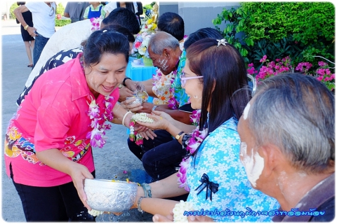 ไฟล์แนบ กปภ.สาขาอ้อมน้อยจัดกิจกรรมสรงน้ำพระพุทธและพระแม่ธรณีพร้อมรดน้ำดำหัวผู้ใหญ่เนื่องในโอกาสเทศกาลสงกรานต์ประจำปี 2560