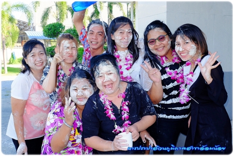 ไฟล์แนบ กปภ.สาขาอ้อมน้อยจัดกิจกรรมสรงน้ำพระพุทธและพระแม่ธรณีพร้อมรดน้ำดำหัวผู้ใหญ่เนื่องในโอกาสเทศกาลสงกรานต์ประจำปี 2560