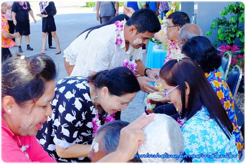 ไฟล์แนบ กปภ.สาขาอ้อมน้อยจัดกิจกรรมสรงน้ำพระพุทธและพระแม่ธรณีพร้อมรดน้ำดำหัวผู้ใหญ่เนื่องในโอกาสเทศกาลสงกรานต์ประจำปี 2560