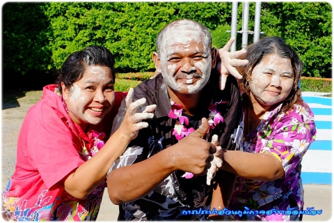ไฟล์แนบ กปภ.สาขาอ้อมน้อยจัดกิจกรรมสรงน้ำพระพุทธและพระแม่ธรณีพร้อมรดน้ำดำหัวผู้ใหญ่เนื่องในโอกาสเทศกาลสงกรานต์ประจำปี 2560