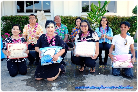 ไฟล์แนบ กปภ.สาขาอ้อมน้อยจัดกิจกรรมสรงน้ำพระพุทธและพระแม่ธรณีพร้อมรดน้ำดำหัวผู้ใหญ่เนื่องในโอกาสเทศกาลสงกรานต์ประจำปี 2560