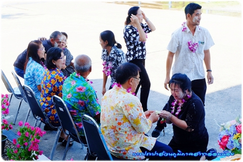 ไฟล์แนบ กปภ.สาขาอ้อมน้อยจัดกิจกรรมสรงน้ำพระพุทธและพระแม่ธรณีพร้อมรดน้ำดำหัวผู้ใหญ่เนื่องในโอกาสเทศกาลสงกรานต์ประจำปี 2560