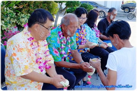 ไฟล์แนบ กปภ.สาขาอ้อมน้อยจัดกิจกรรมสรงน้ำพระพุทธและพระแม่ธรณีพร้อมรดน้ำดำหัวผู้ใหญ่เนื่องในโอกาสเทศกาลสงกรานต์ประจำปี 2560