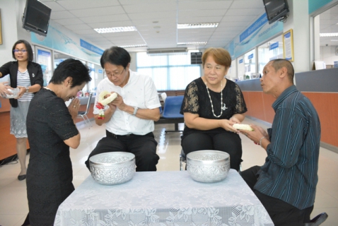 ไฟล์แนบ กปภ. สาขารังสิต (พ)  ร่วมสรงน้ำพระและพระแม่ธรณี พร้อมรดน้ำขอพรผู้ใหญ่ เพื่อความเป็นสิริมงคล เนื่องในวันสงกรานต์ประจำปี 2560
