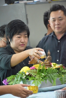 ไฟล์แนบ กปภ. สาขารังสิต (พ)  ร่วมสรงน้ำพระและพระแม่ธรณี พร้อมรดน้ำขอพรผู้ใหญ่ เพื่อความเป็นสิริมงคล เนื่องในวันสงกรานต์ประจำปี 2560