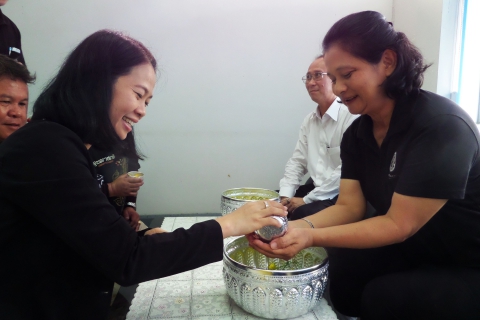 ไฟล์แนบ กปภ.สาขาอุบลราชธานี จัดกิจกรรมสรงน้ำพระและพิธีรดน้ำขอพร เนื่องในประเพณีวันสงกรานต์ ประจำปี 2560