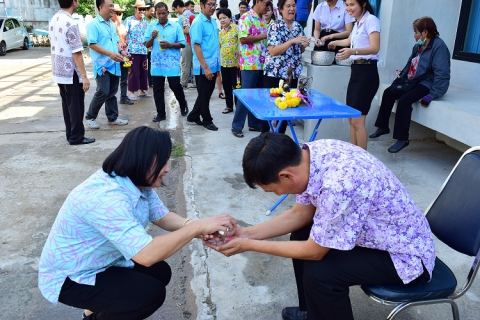 ไฟล์แนบ กปภ.สาขากำแพงเพชรร่วมสืบสานประเพณีไทย สรงน้ำพระแม่ธรณี และรดน้ำดำหัวกราบขอพรผู้บริหารตามวิถีอันดีงาม