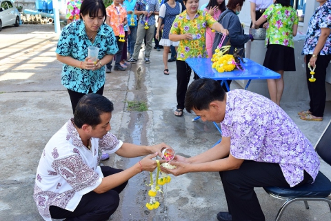 ไฟล์แนบ กปภ.สาขากำแพงเพชรร่วมสืบสานประเพณีไทย สรงน้ำพระแม่ธรณี และรดน้ำดำหัวกราบขอพรผู้บริหารตามวิถีอันดีงาม