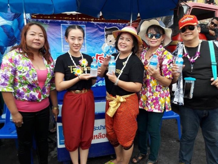 ไฟล์แนบ การประปาส่วนภูมิภาคสาขาสุโขทัย ร่วมแจกน้ำประเพณีสงกรานต์ เสื้อลายดอกถนนข้าวตอกจังหวัดสุโขทัย  