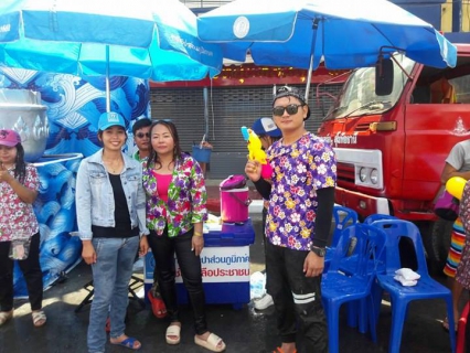 ไฟล์แนบ การประปาส่วนภูมิภาคสาขาสุโขทัย ร่วมแจกน้ำประเพณีสงกรานต์ เสื้อลายดอกถนนข้าวตอกจังหวัดสุโขทัย  