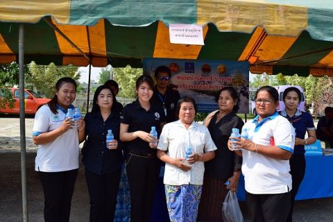 ไฟล์แนบ กปภ.สาขากำแพงเพชร ลงพื้นที่มอบน้ำดื่มบรรจุขวดตราสัญลักษณ์ กปภ. ในกิจกรรม หน่วยบำบัดทุกข์ บำรุงสุข สร้างรอยยิ้มให้ประชาชน ประจำเดือนเมษายน2560 