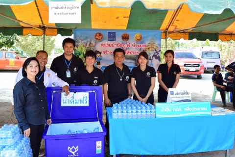 ไฟล์แนบ กปภ.สาขากำแพงเพชร ลงพื้นที่มอบน้ำดื่มบรรจุขวดตราสัญลักษณ์ กปภ. ในกิจกรรม หน่วยบำบัดทุกข์ บำรุงสุข สร้างรอยยิ้มให้ประชาชน ประจำเดือนเมษายน2560 