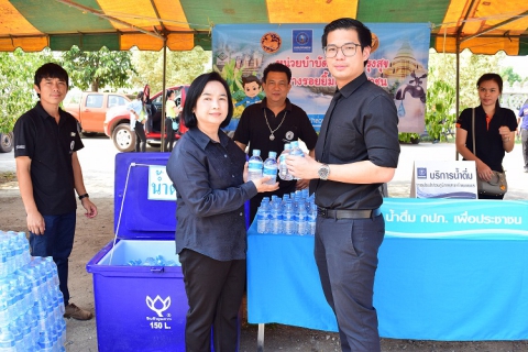 ไฟล์แนบ กปภ.สาขากำแพงเพชร ลงพื้นที่มอบน้ำดื่มบรรจุขวดตราสัญลักษณ์ กปภ. ในกิจกรรม หน่วยบำบัดทุกข์ บำรุงสุข สร้างรอยยิ้มให้ประชาชน ประจำเดือนเมษายน2560 