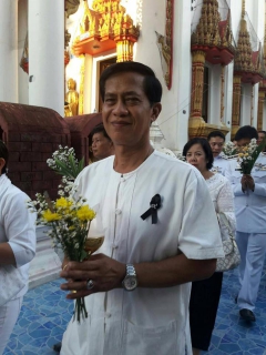 ไฟล์แนบ เมื่อวันพุธที่ 10 พฤษภาคม 2560 เวลา 17.30 น. นายชูศักดิ์ เลื่อมนรินทร์ ผจก.กปภ.สาขาแม่สอด พร้อมหัวหน้างานผลิตและพนักงาน ร่วมพิธีเวียนเทียนเนื่องในวันวิสาขบูชา และบริการน้ำดื่มบรรจุขวดตราสัญลักษณ์ กปภ. โดยมี นายธนยศ ปานขาว นายอำเภอแม่สอด เป็นประธานในพิธีเวียนเทียนเนื่องในวันวิสาขบูชาประจำปีพุทธศักราช 2560 พร้อมด้วยนายกกิ่งกาชาดอำเภอแม่สอด ตำรวจ ทหาร ฉกร. 14 ตชด.346 นพค.33 ข้าราชการ พนักงานรัฐวิสาหกิจ หัวหน้าส่วนราชการ สมาชิกกิ่งกาชาด กำนัน ผู้ใหญ่บ้าน นักเรียน นักศึกษา พ่อค้า ประชาชน กลุ่มพลังมวลชน ฯลฯ มาร่วมพิธีเวียนเทียน ณ วัดมณีไพรสณฑ์ ตำบลแม่สอด อำเภอแม่สอด จังหวัดตาก 