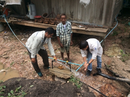 ไฟล์แนบ การประปาส่วนภูมิภาคสาขากำแพงเพชร ลงพื้นที่แจกน้ำดื่มบรรจุขวดตราสัญลักษณ์ กปภ. ในเขตพื้นที่อำเภอพรานกระต่าย จังหวัดกำแพงเพชร เพื่อบรรเทาความเดือดร้อนให้กับผู้ประสบอุทกภัย หลังฝนตกหนักในหลายพื้นที่ พร้อมจัดส่งเจ้าหน้าที่เข้าตรวจสอบและซ่อมแซมระบบประปาให้ประชาชนหลังน้ำลด