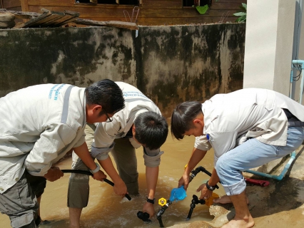 ไฟล์แนบ การประปาส่วนภูมิภาคสาขากำแพงเพชร ลงพื้นที่แจกน้ำดื่มบรรจุขวดตราสัญลักษณ์ กปภ. ในเขตพื้นที่อำเภอพรานกระต่าย จังหวัดกำแพงเพชร เพื่อบรรเทาความเดือดร้อนให้กับผู้ประสบอุทกภัย หลังฝนตกหนักในหลายพื้นที่ พร้อมจัดส่งเจ้าหน้าที่เข้าตรวจสอบและซ่อมแซมระบบประปาให้ประชาชนหลังน้ำลด