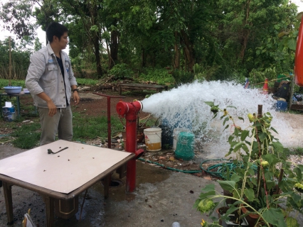 ไฟล์แนบ การประปาส่วนภูมิภาคสาขากำแพงเพชร ลงพื้นที่แจกน้ำดื่มบรรจุขวดตราสัญลักษณ์ กปภ. ในเขตพื้นที่อำเภอพรานกระต่าย จังหวัดกำแพงเพชร เพื่อบรรเทาความเดือดร้อนให้กับผู้ประสบอุทกภัย หลังฝนตกหนักในหลายพื้นที่ พร้อมจัดส่งเจ้าหน้าที่เข้าตรวจสอบและซ่อมแซมระบบประปาให้ประชาชนหลังน้ำลด