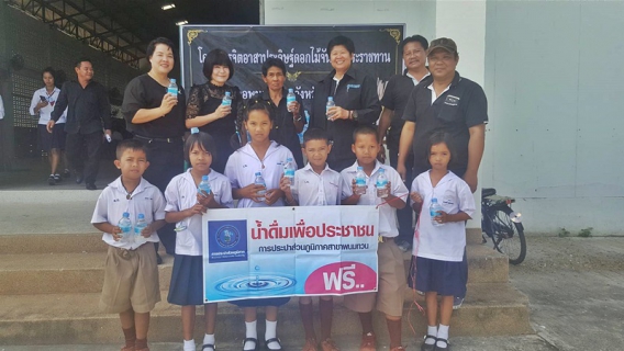 ไฟล์แนบ กปภ.สาขาพนมทวน ร่วมมอบน้ำดื่มบรรจุขวดในกิจกรรมประดิษฐ์ดอกไม้จันทร์น้อมถวายอาลัยแด่พ่อในพระราชพิธีถวายพระเพลิงพระบรมศพพระบาทสมเด็จพระปรมินทรมหาภูมิพลอดุยเดช