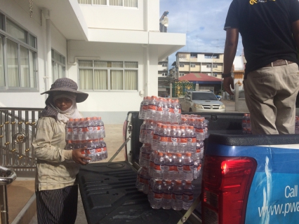 ไฟล์แนบ กปภ.สาขาสมุทรสงคราม มอบน้ำดื่มบรรจุขวดให้กับโครงการสมาชิกสภานิติบัญญัติแห่งชาติพบประชาชน ณ จังหวัดสมุทรสงคราม