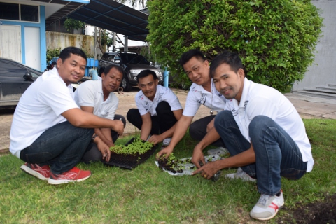 ไฟล์แนบ กปภ.สาขากำแพงเพชร ร่วมใจปลูกดอกดาวเรือง ซึ่งเป็นสีวันพระราชสมภพของพระบาทสมเด็จพระปรมินทรมหาภูมิพลอดุลยเดช