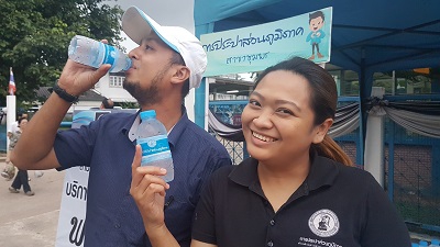 ไฟล์แนบ การประปาส่วนภูมิภาคสาขาชุมพร ให้บริการ น้ำดื่มบรรจุขวดตราสัญลักษณ์ ในโครงการ "๓ สถาบันแพทย์ภูมิภาค รวมใจไทย วิ่ง - ปั่น ปันน้ำใจ จังหวัดชุมพร"