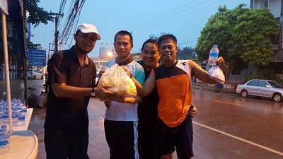 ไฟล์แนบ การประปาส่วนภูมิภาคสาขาชุมพร ให้บริการ น้ำดื่มบรรจุขวดตราสัญลักษณ์ ในโครงการ "๓ สถาบันแพทย์ภูมิภาค รวมใจไทย วิ่ง - ปั่น ปันน้ำใจ จังหวัดชุมพร"