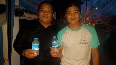 ไฟล์แนบ การประปาส่วนภูมิภาคสาขาชุมพร ให้บริการ น้ำดื่มบรรจุขวดตราสัญลักษณ์ ในโครงการ "๓ สถาบันแพทย์ภูมิภาค รวมใจไทย วิ่ง - ปั่น ปันน้ำใจ จังหวัดชุมพร"