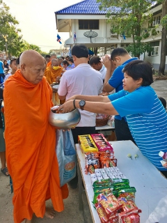 ไฟล์แนบ กปภ.สาขาพนมทวน ร่วมทำบุญตักบาตรข้าวสาร อาหารแห้ง เนื่องในโอกาสวันเฉลิมพระชนมพรรษา ๘๕ พรรษา ๑๒ สิงหาคม ๒๕๖๐ 
