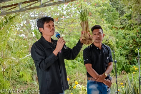 ไฟล์แนบ สาขาบ้านฉาง สนับสนุนน้ำดื่ม เพื่อใช้ในกิจกรรม "สานต่อที่พ่อทำ"
