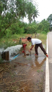 ไฟล์แนบ กปภ.สาขาสมุทรสงคราม ระบายตะกอนในเส้นท่อ ตามแผนในโครงการจัดการน้ำสะอาด Water Safety Plan 