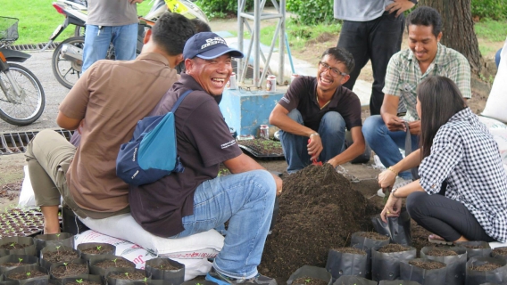 ไฟล์แนบ กปภ.สาขาคลองหลวง ร่วมกันจัดกิจกรรมปลูกดาวเรือง เพื่อน้อมถวายเป็นพระราชกุศล แสดงออกถึงความจงรักภักดี และรำลึกในพระมหากรุณาธิคุณของพระบาทสมเด็จพระปรมินทรมหาภูมิพลอดุลยเดช 