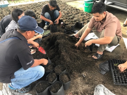 ไฟล์แนบ กปภ.สาขาคลองหลวง ร่วมกันจัดกิจกรรมปลูกดาวเรือง เพื่อน้อมถวายเป็นพระราชกุศล แสดงออกถึงความจงรักภักดี และรำลึกในพระมหากรุณาธิคุณของพระบาทสมเด็จพระปรมินทรมหาภูมิพลอดุลยเดช 