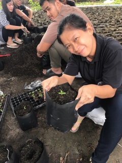 ไฟล์แนบ กปภ.สาขาคลองหลวง ร่วมกันจัดกิจกรรมปลูกดาวเรือง เพื่อน้อมถวายเป็นพระราชกุศล แสดงออกถึงความจงรักภักดี และรำลึกในพระมหากรุณาธิคุณของพระบาทสมเด็จพระปรมินทรมหาภูมิพลอดุลยเดช 